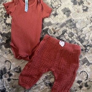 Top and bottom baby girls outfit size 3-6 month